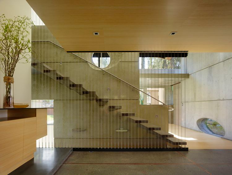 FLOATING CONCRETE: Stairway at House 7